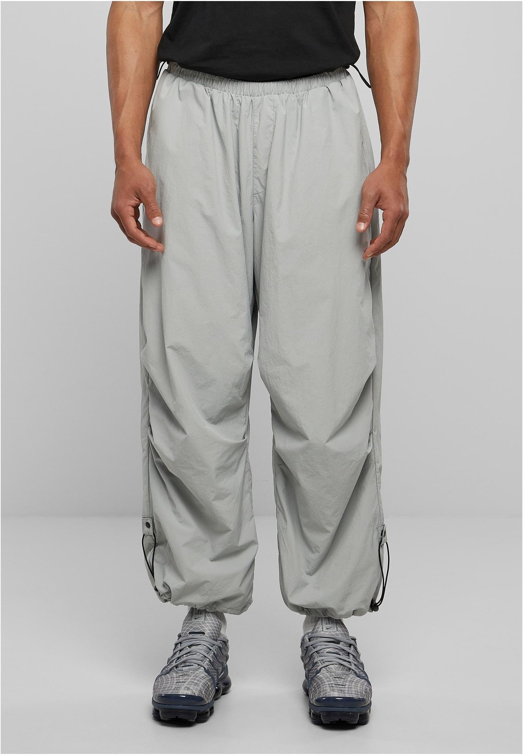 Nylon parachute pants made of light asphalt