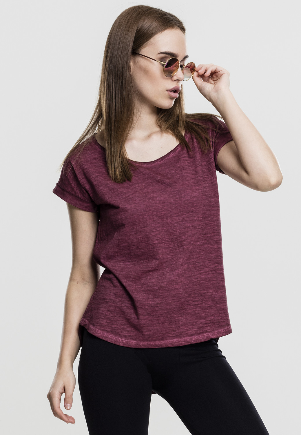 Women's long-back T-shirt in the shape of a spray with burgundy color