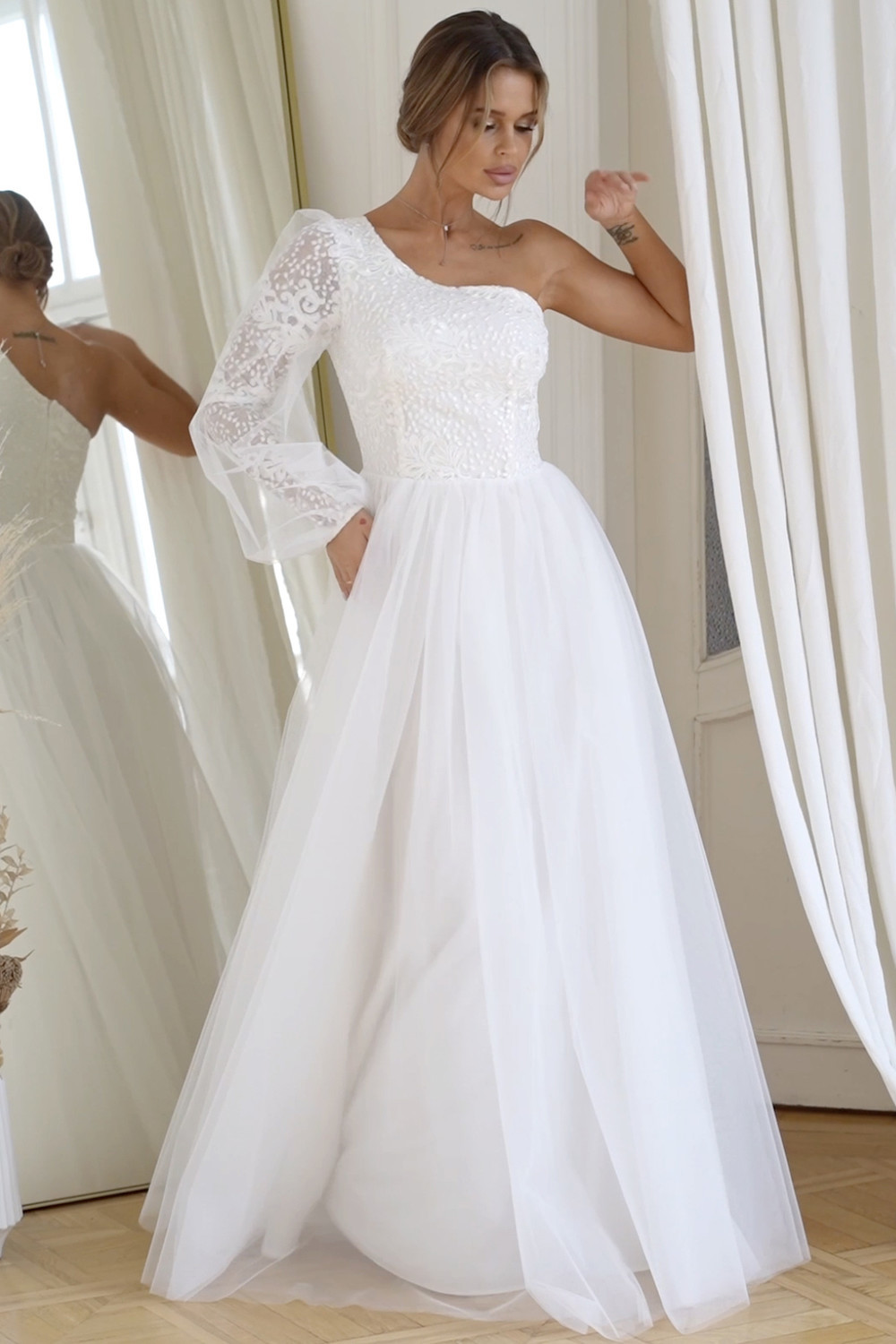 Biele tylové šaty s krajkou Veľkosť: XS