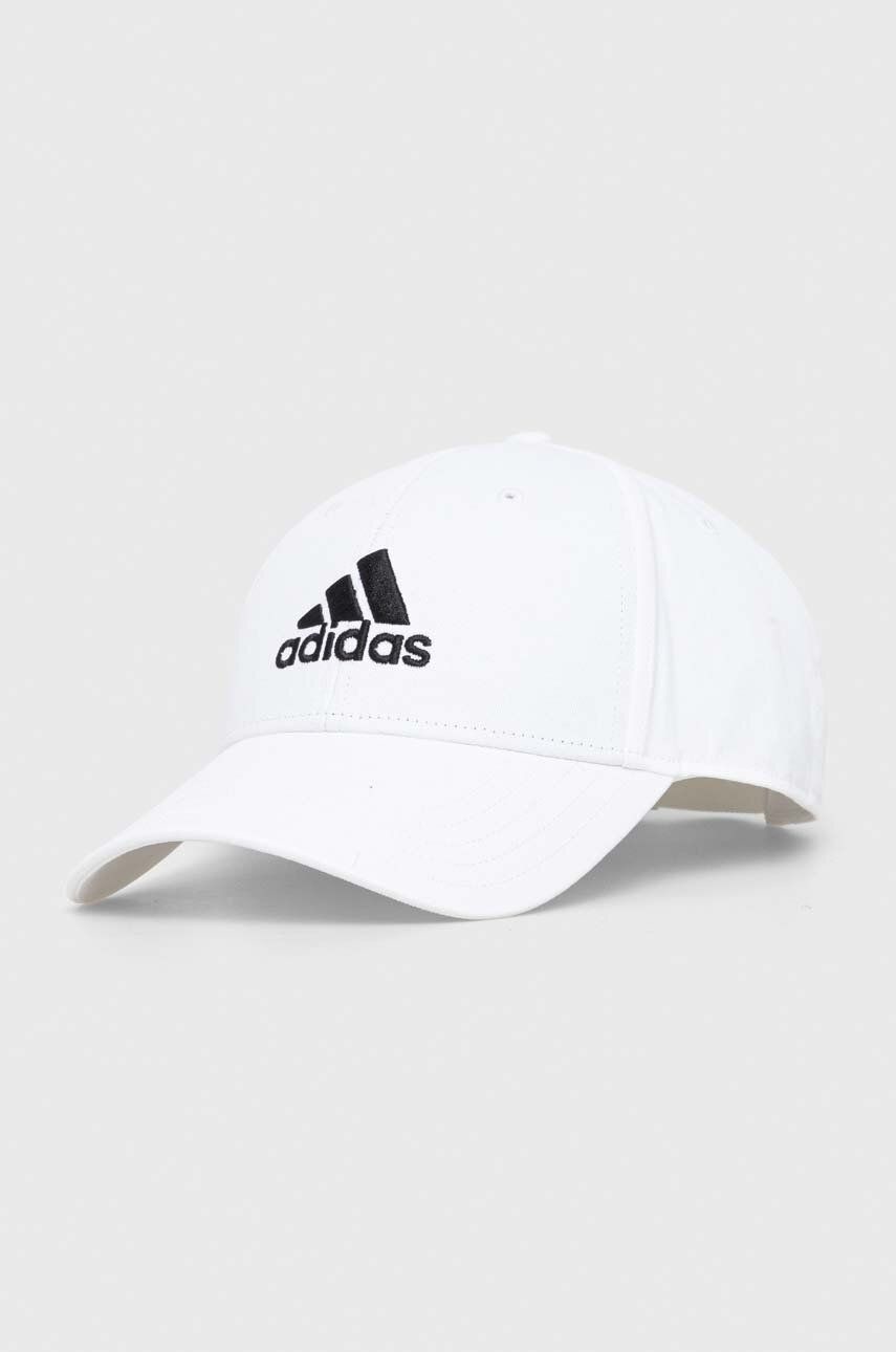 Bavlnená šiltovka adidas biela farba, s nášivkou