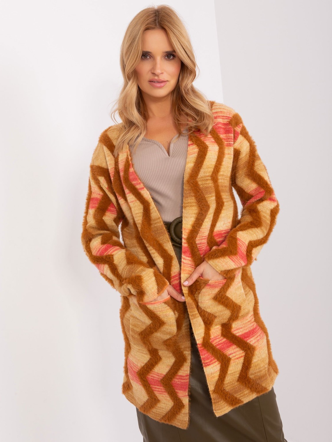 Camel pattern cardigan without fastening