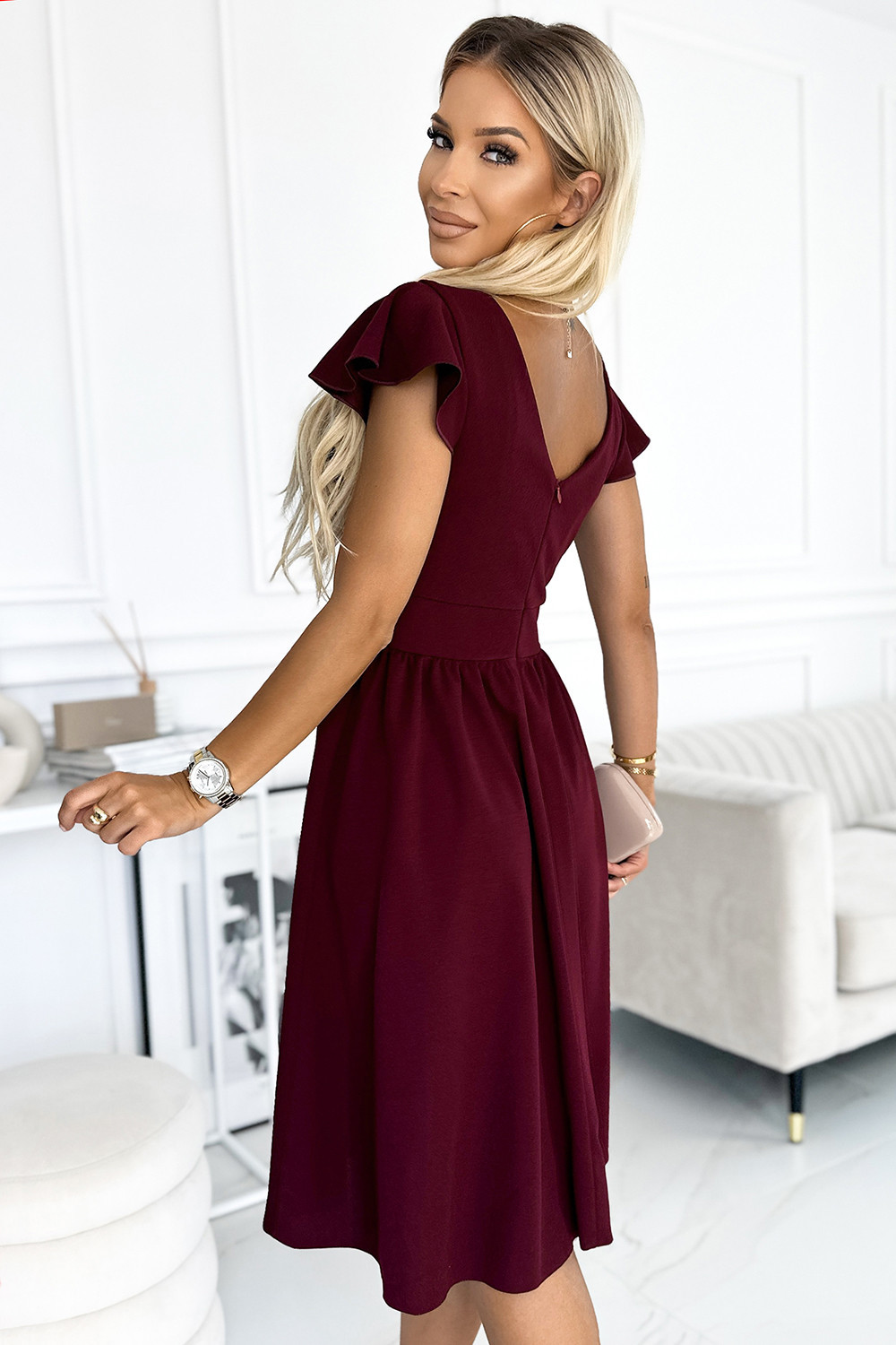 MATILDE - Dámske šaty vo vínovej bordovej farbe s výstrihom a krátkymi rukávmi 425-4 S