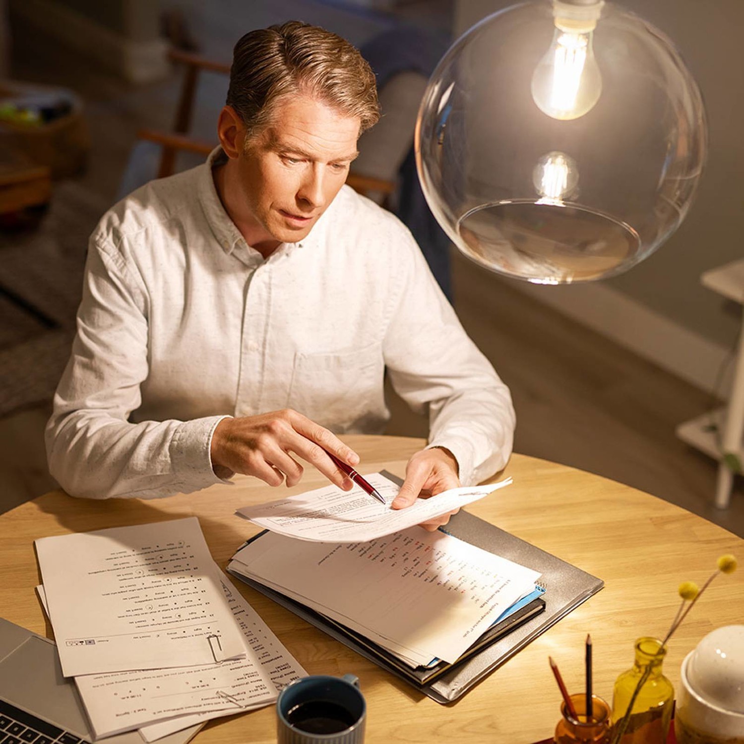 Philips Classic LED žiarovka E14 B35 číra 4000K