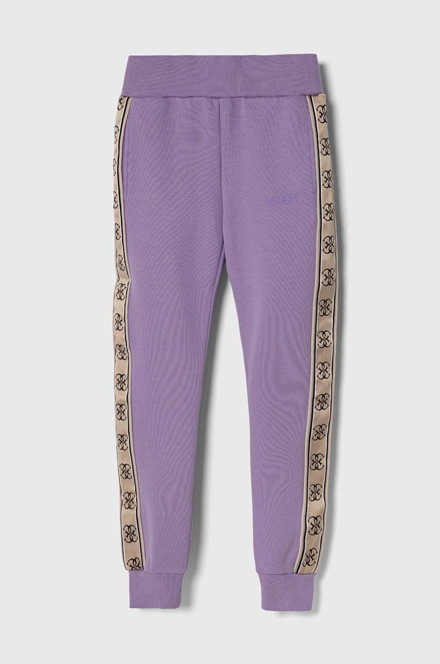 Detské tepláky Guess fialová farba, s nášivkou