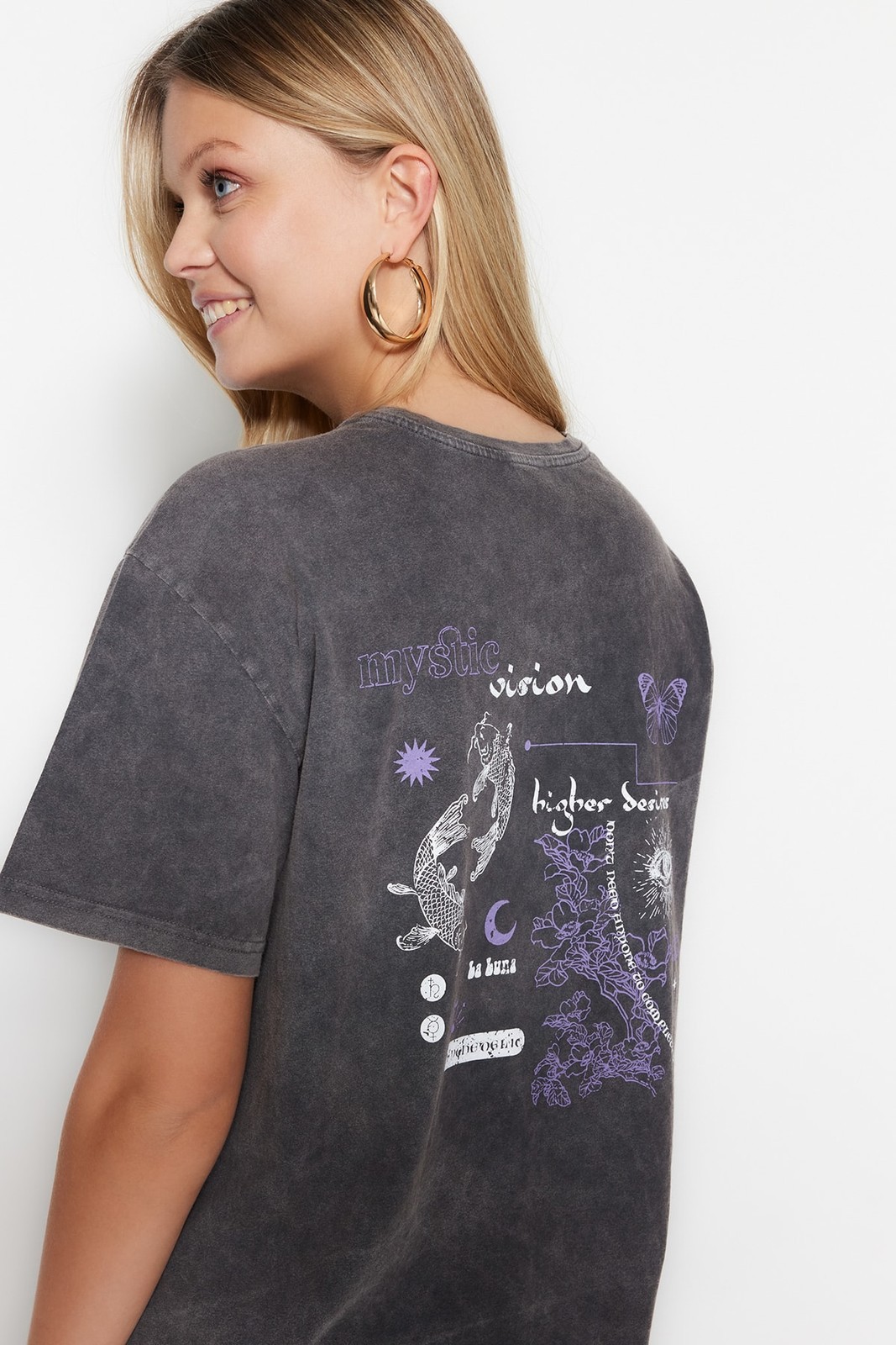 Trendyol Anthracite 100% Cotton Pale Effect Back Printed Boyfriend Crew Neck Knitted T-Shirt