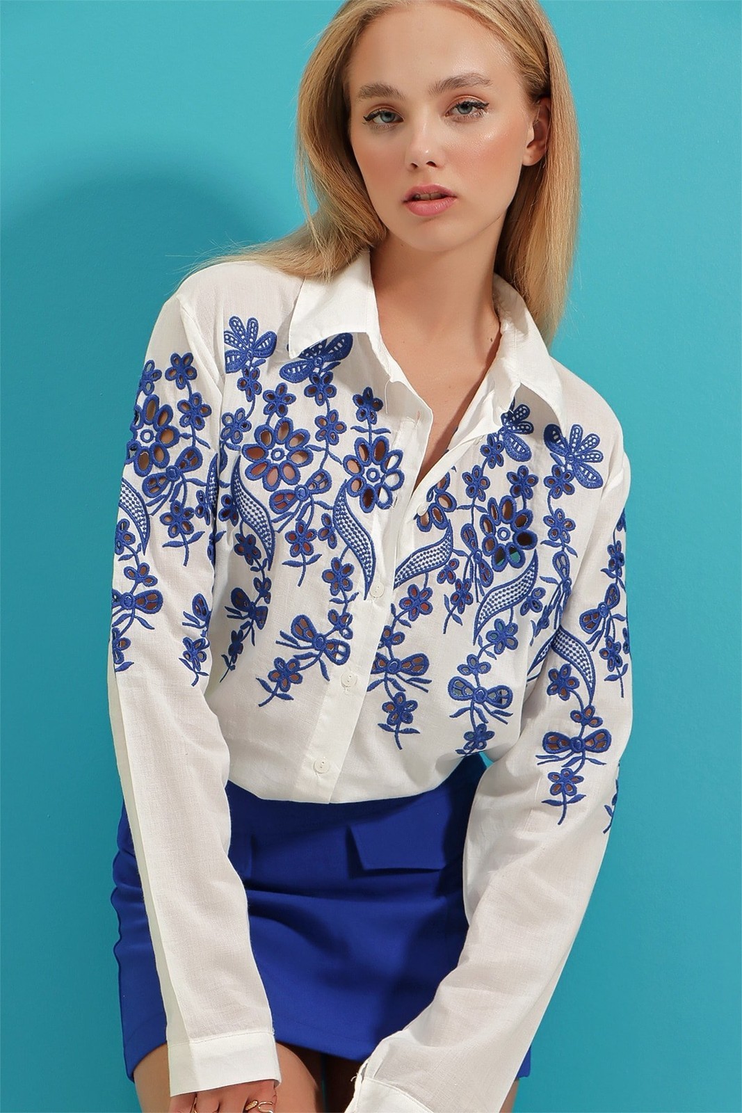 Trend Alaçatı Stili Women's White Woven Shirt with Embroidered Embroidery on the Front and Sleeves