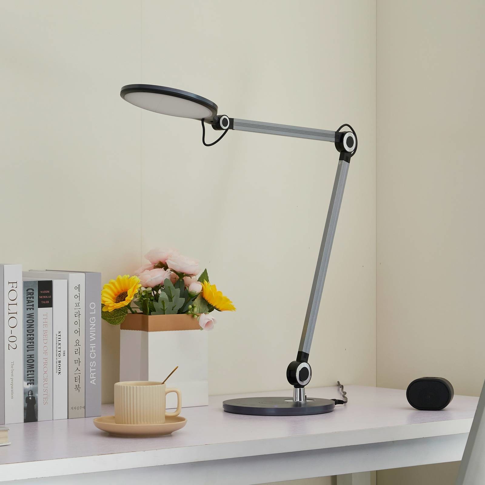 Lindby Nyxaris stolová LED lampa, CCT, sivá