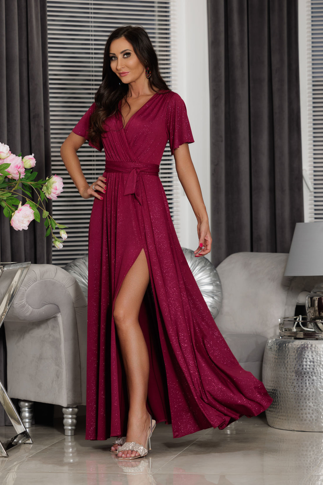 Malinové trblietavé šaty s rozparkom Veľkosť: M