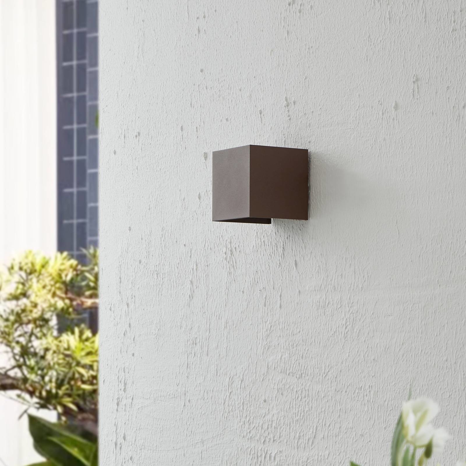 Lindby Nivar vonkajšie LED svietidlo hranaté hnedá