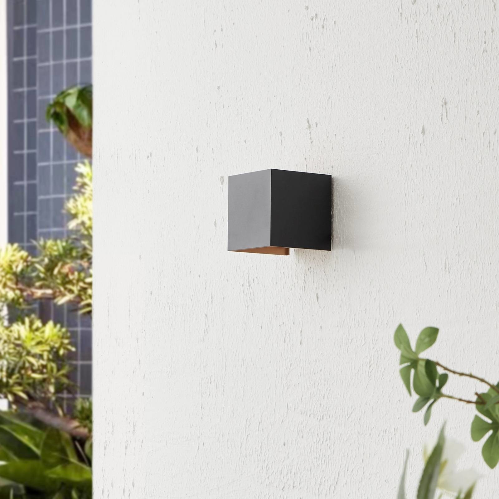 Lindby Nivar LED svietidlo hranaté čierna/zlatá