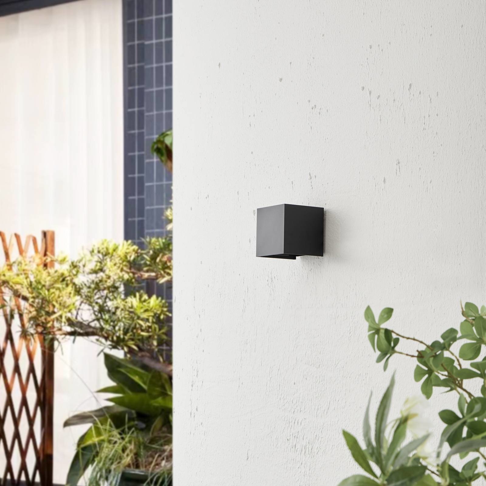 Lindby Nivar LED svietidlo hranaté čierna