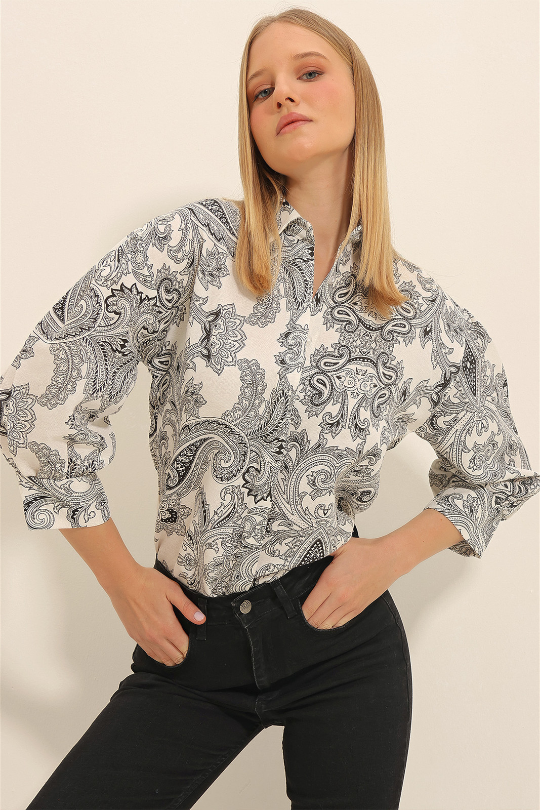 Trend Alaçatı Stili Women's Cream-Black Shawl Patterned Balloon Sleeve Linen Shirt