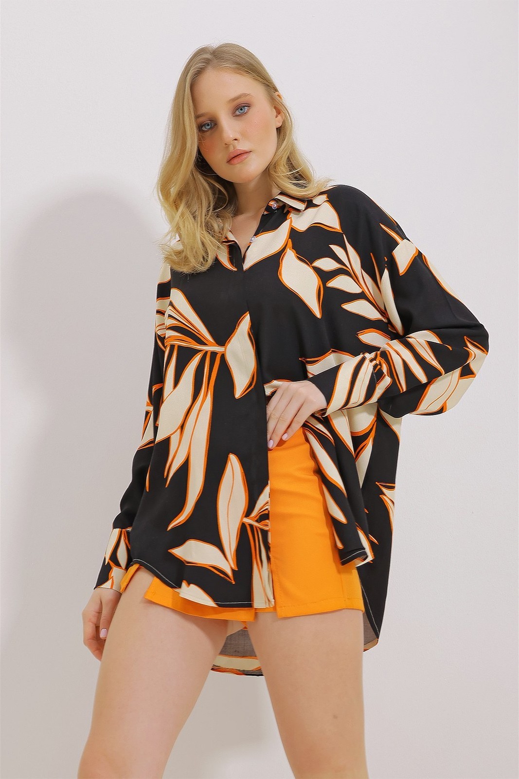Trend Alaçatı Stili Women's Black-Orange Oversize Wide Cuff Woven Viscon Patterned Shirt