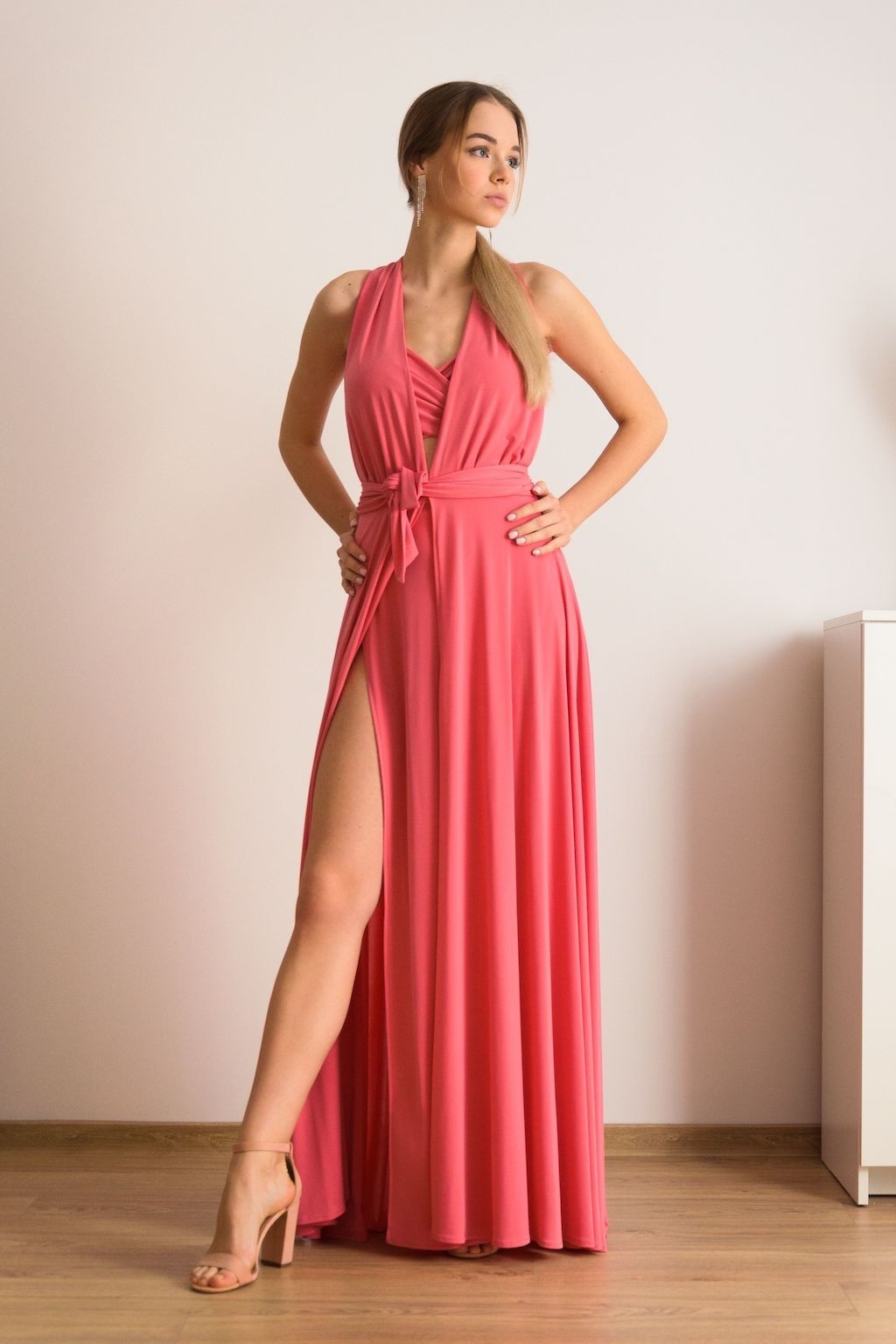 Koralové dlhé šaty na viazanie Veľkosť: UNI