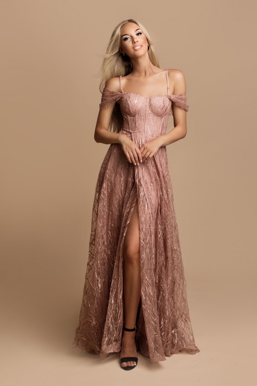 Staroružové trblietavé šaty spustené na ramená Veľkosť: L