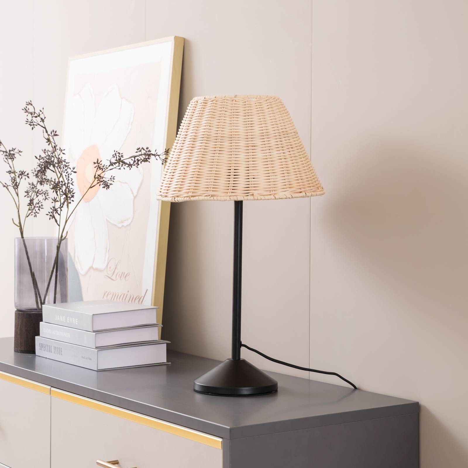 Lindby Kaida stolová lampa s ratanovým tienidlom