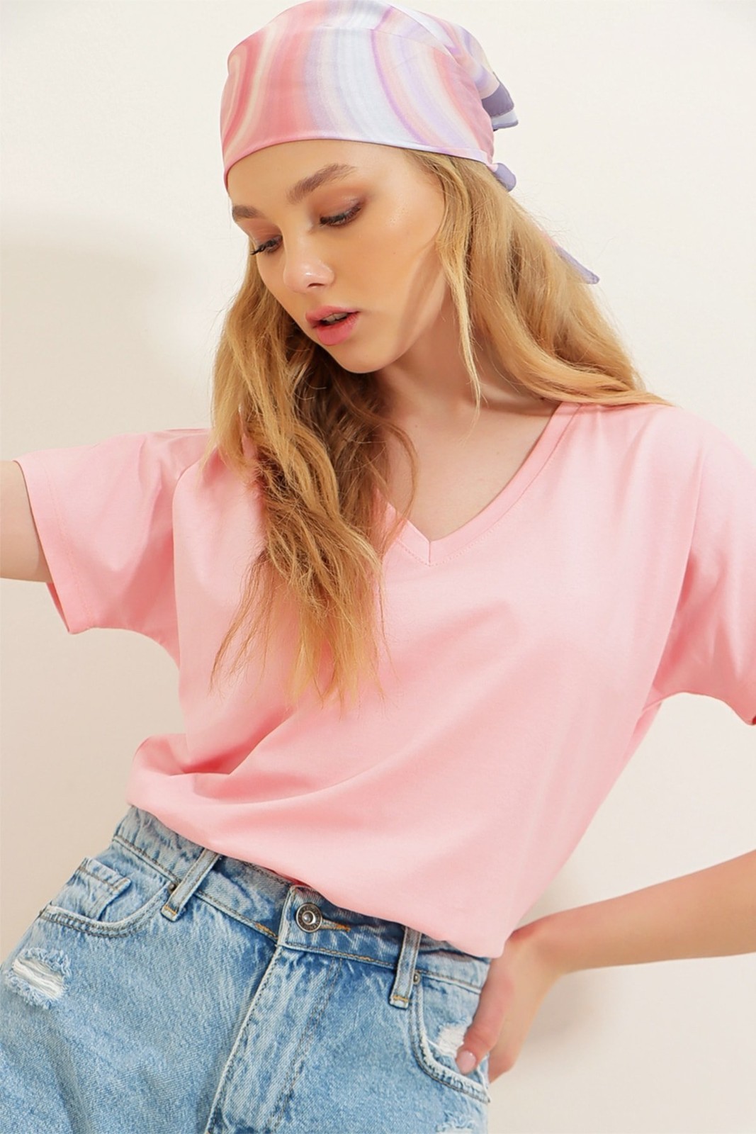 Trend Alaçatı Stili Women's Powder V-Neck Basic T-Shirt