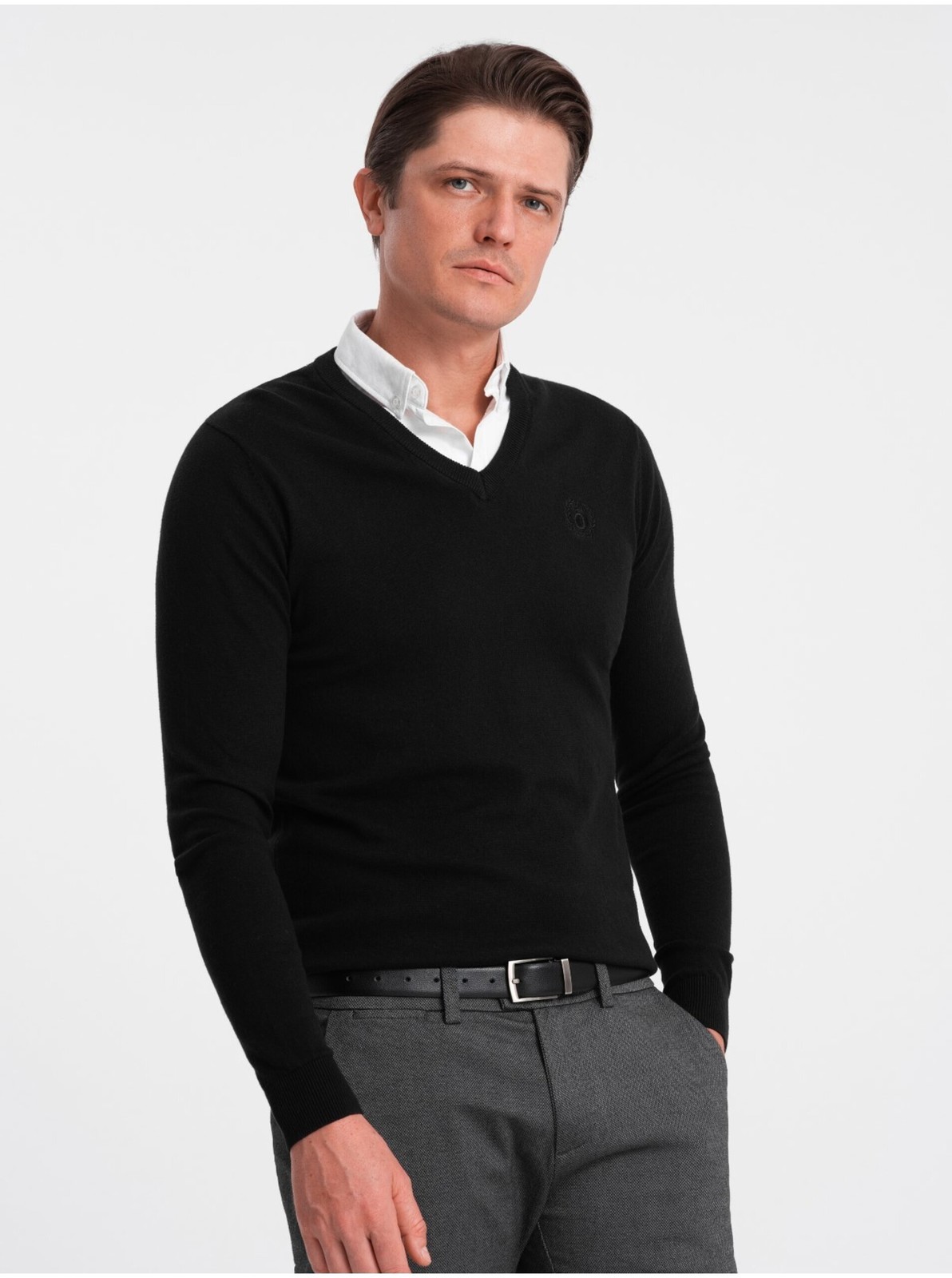 Čierny pánsky sveter s košeľovým golierom Ombre Clothing
