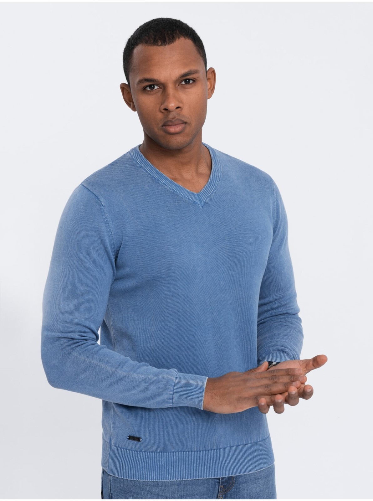 Modrý pánsky basic sveter s véčkovým výstrihom Ombre Clothing