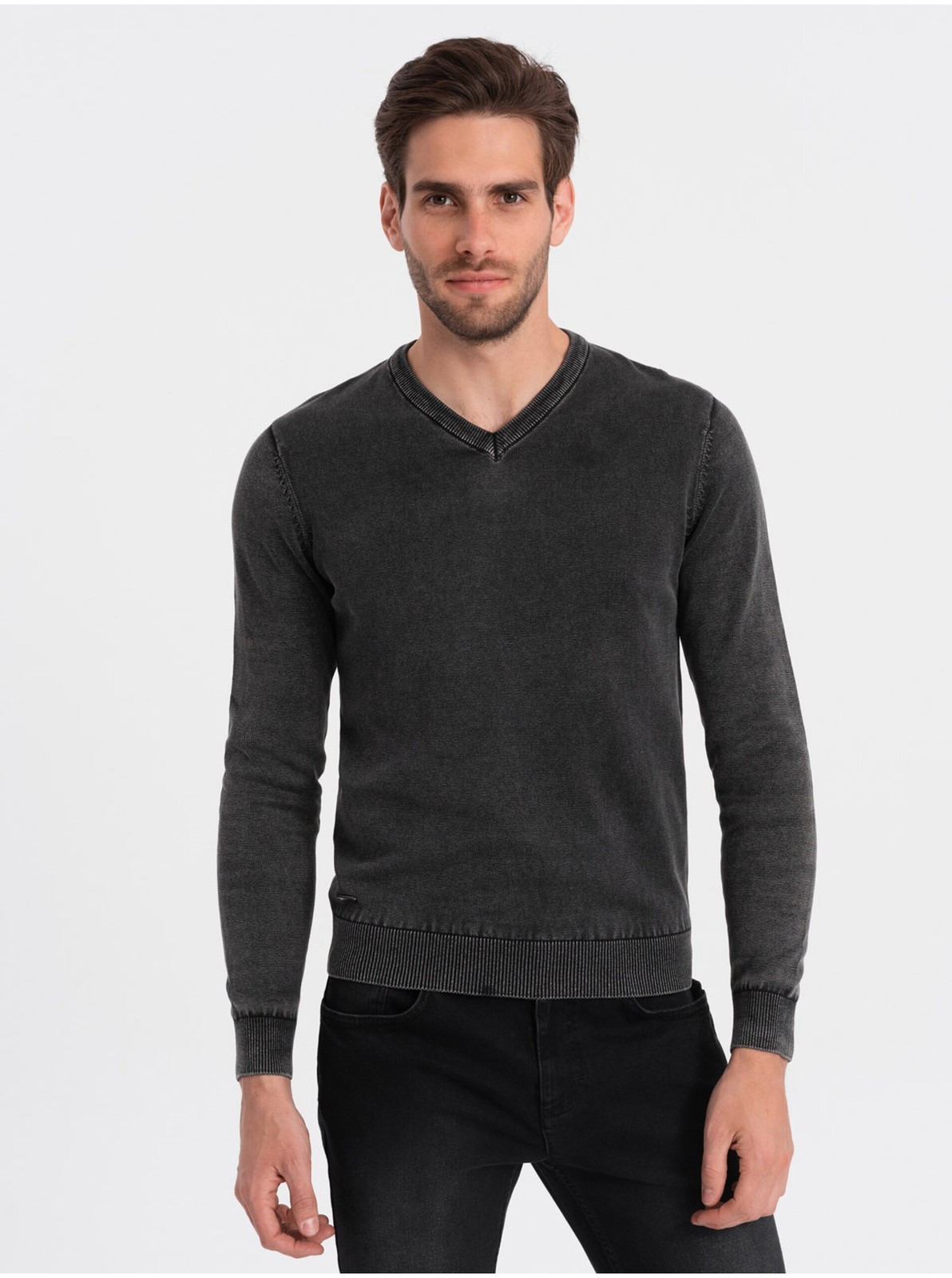 Čierny pánsky basic sveter s véčkovým výstrihom Ombre Clothing