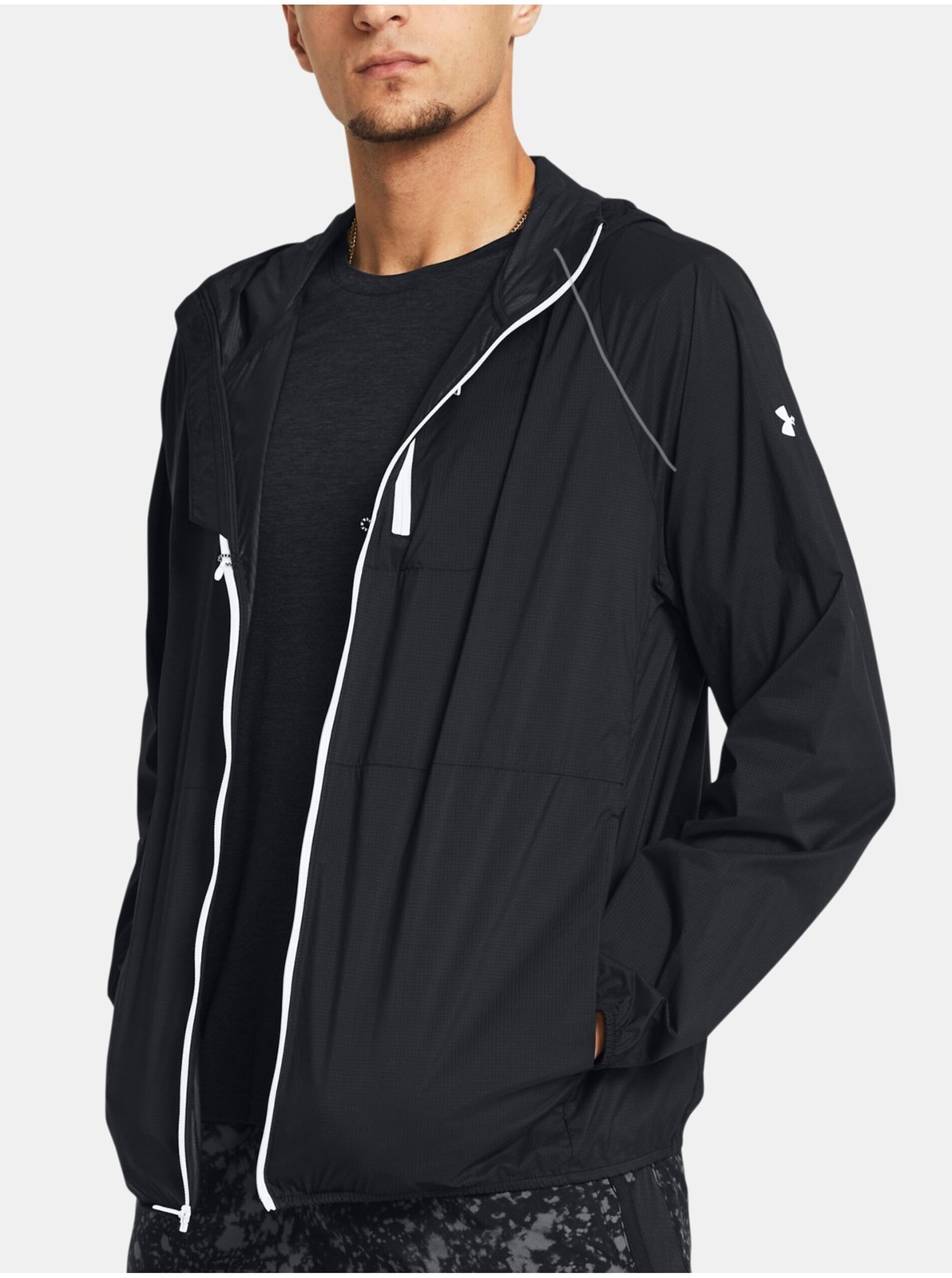 Čierna športová bunda Under Armour LAUNCH LIGHTWEIGHT JKT