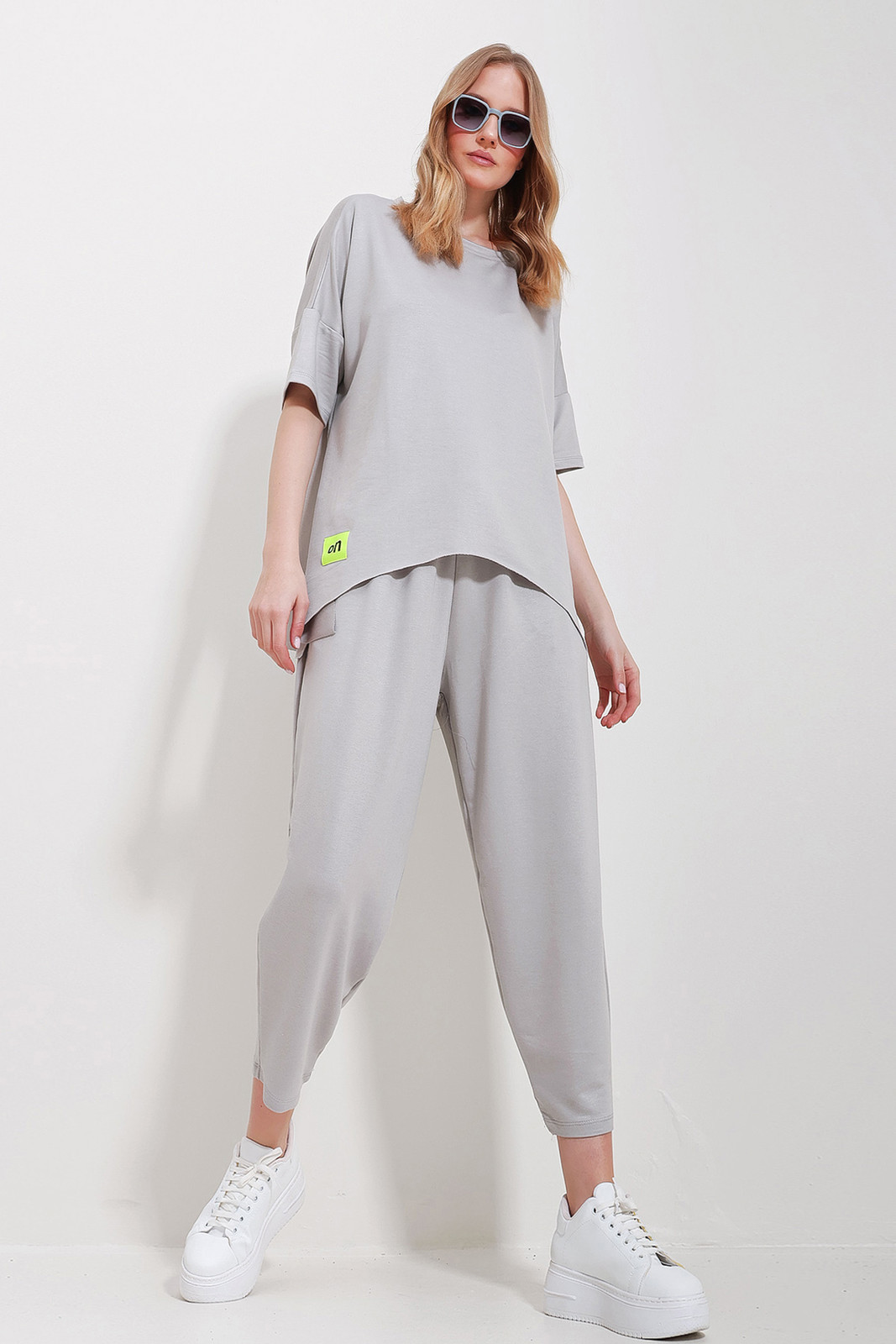 Trend Alaçatı Stili Women's Stone Crew Neck Asymmetric Cut Coated Blouse And Pants Suit