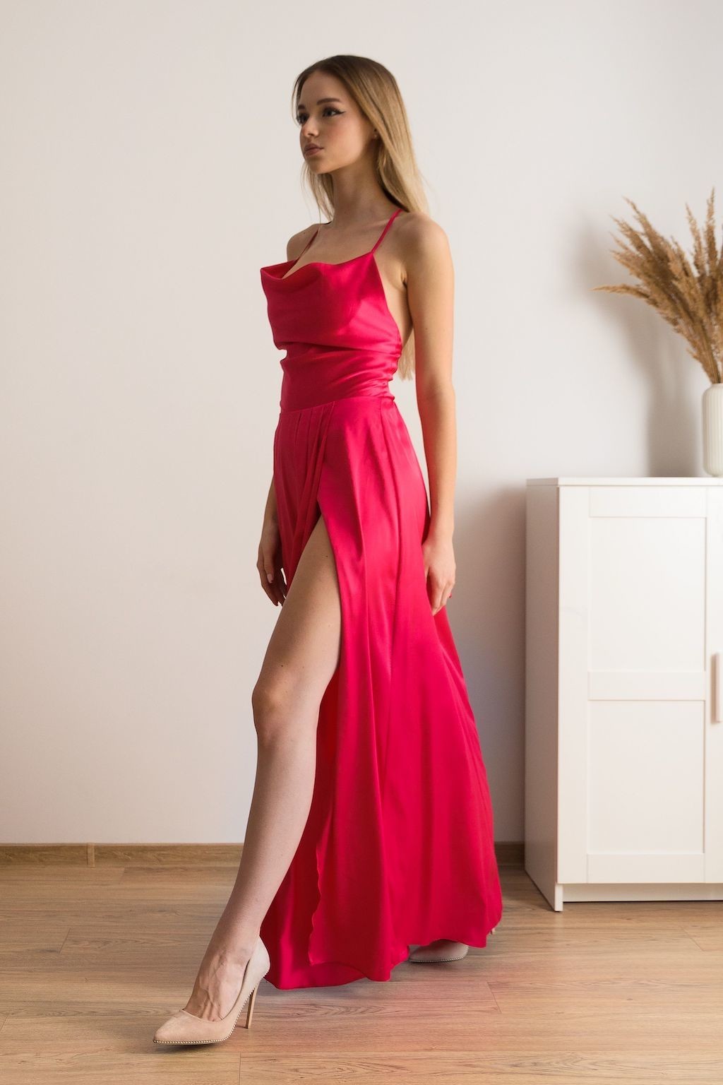 Cyklámenové saténové šaty s odhaleným chrbtom Veľkosť: XS