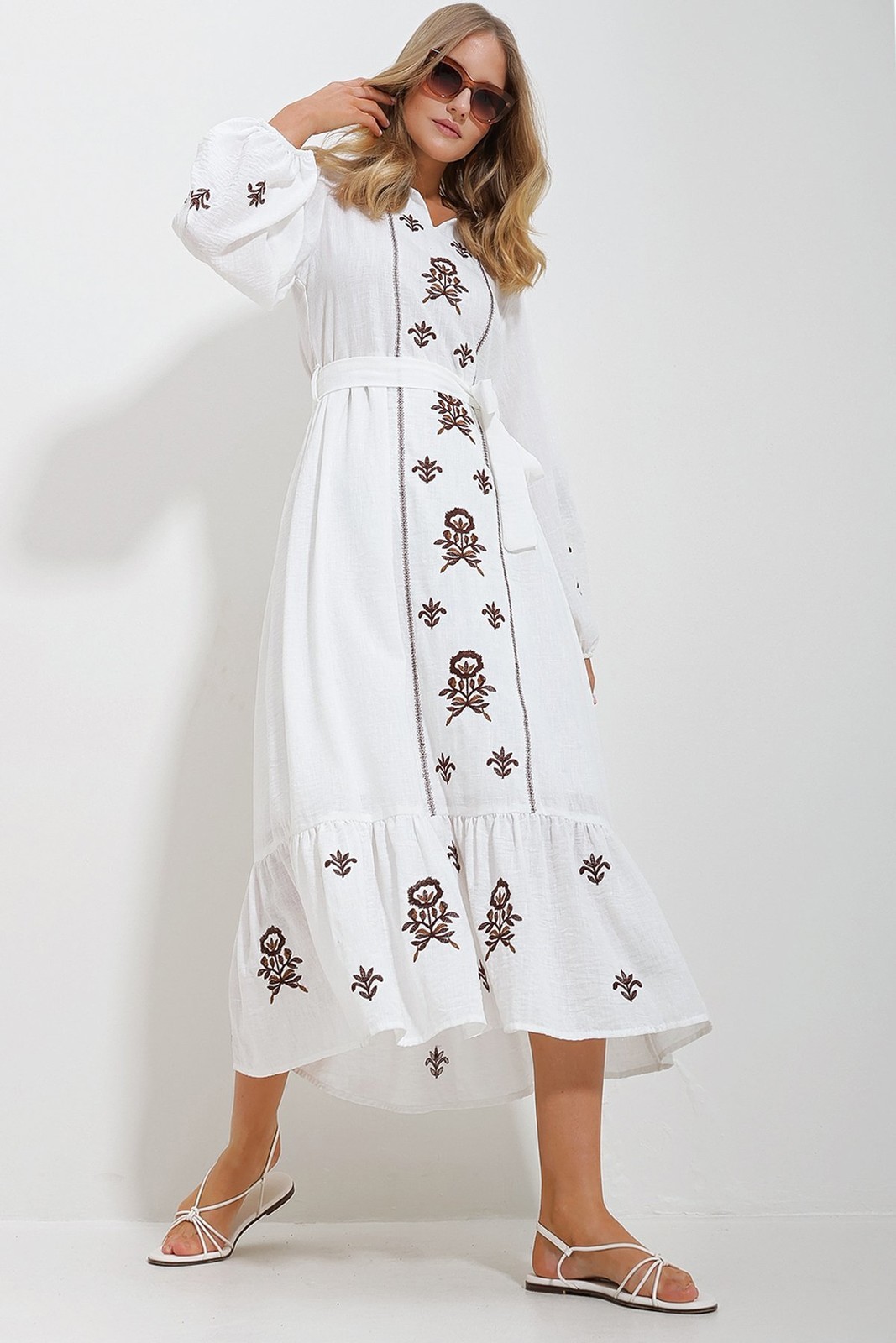 Trend Alaçatı Stili Women's White Slit Neck Belted Embroidered Inner Lined Length Dress