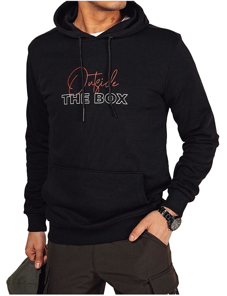 čierna mikina s potlačou na chrbte