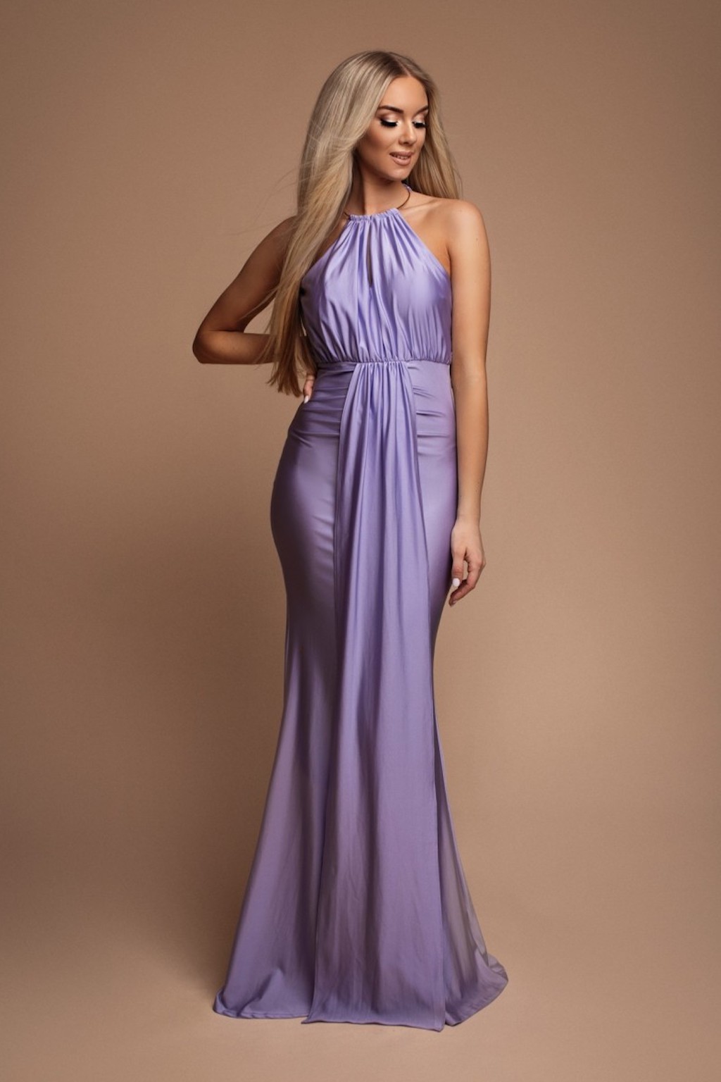 Fialové priliehavé šaty s kovovou aplikáciou Veľkosť: S