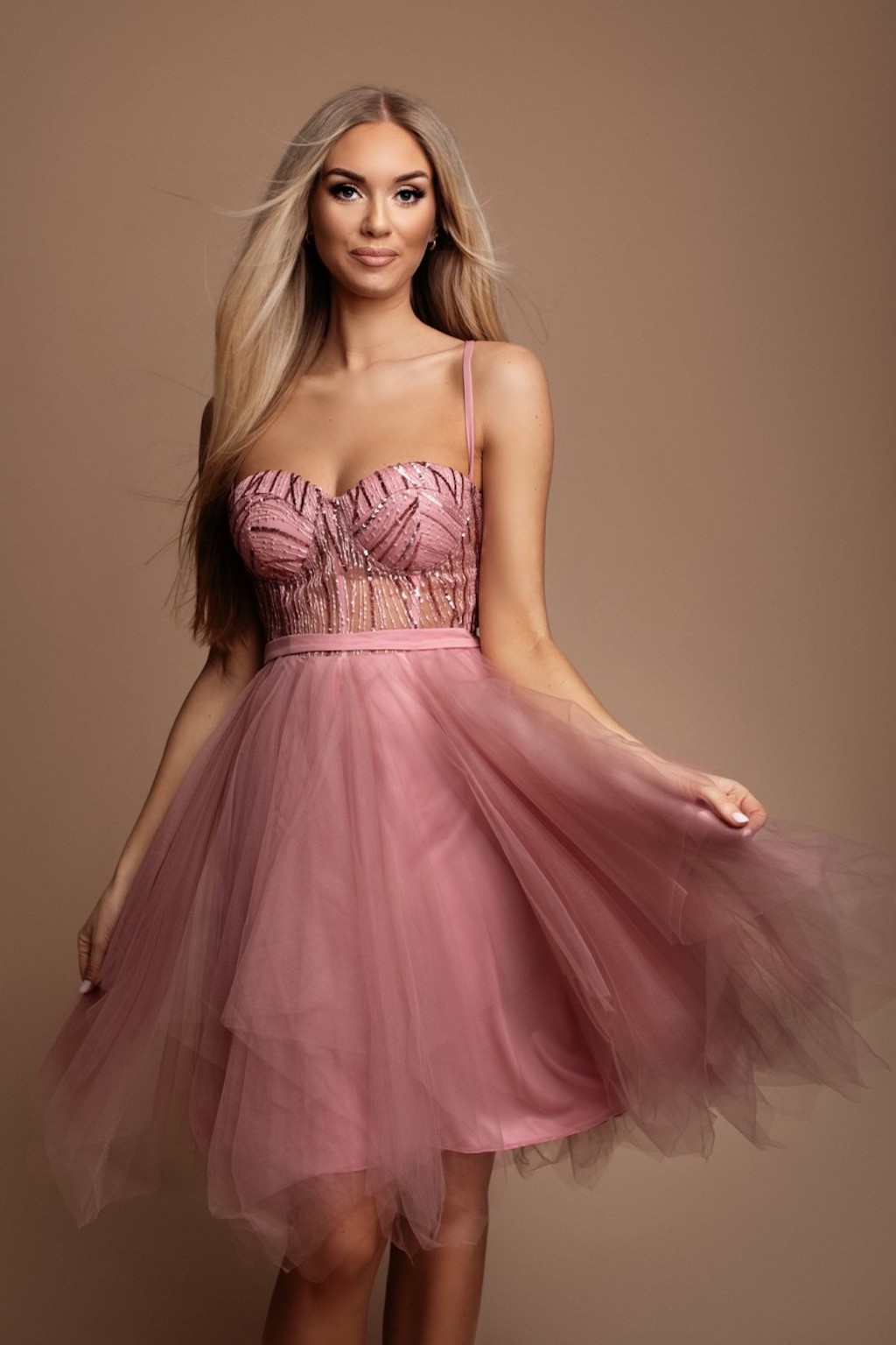 Staroružové krátke šaty s tylovou sukňou a flitrami Veľkosť: S