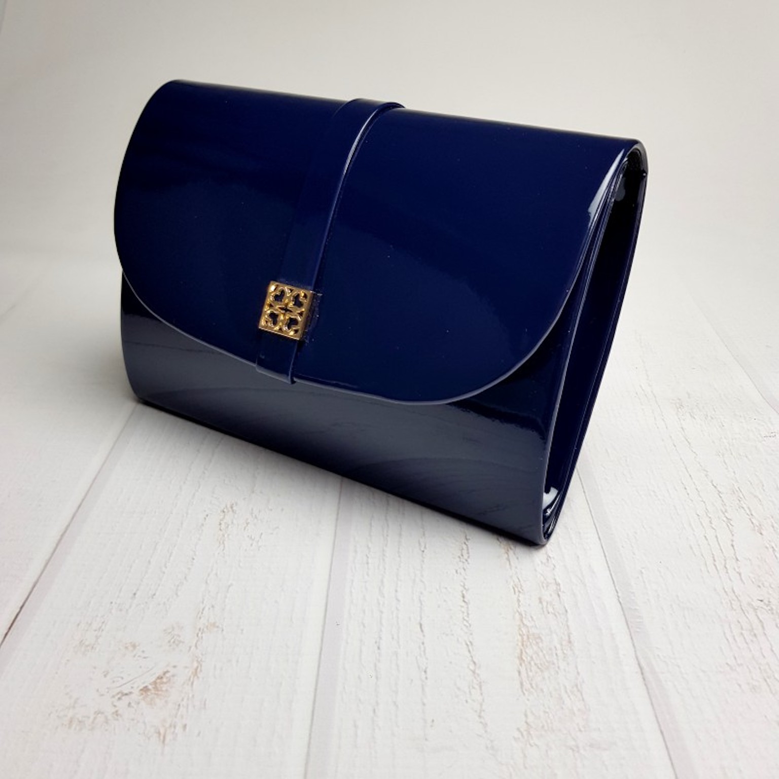 Tmavomodrá lakovaná kabelka