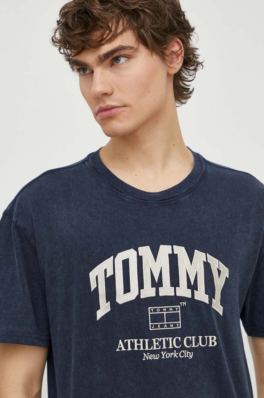 Bavlnené tričko Tommy Jeans pánske, tmavomodrá farba, s nášivkou, DM0DM18557