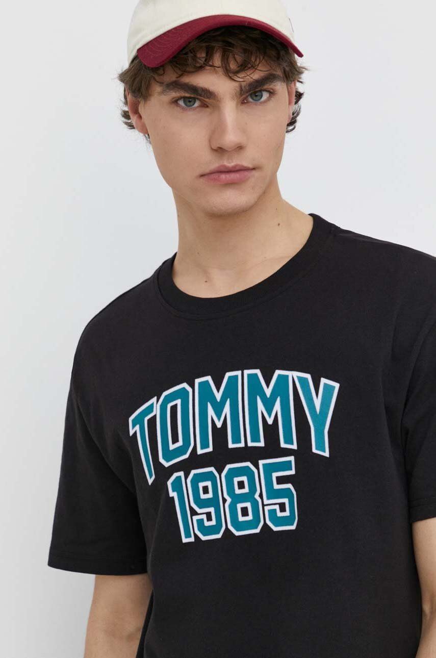 Bavlnené tričko Tommy Jeans pánske, čierna farba, s potlačou, DM0DM18559