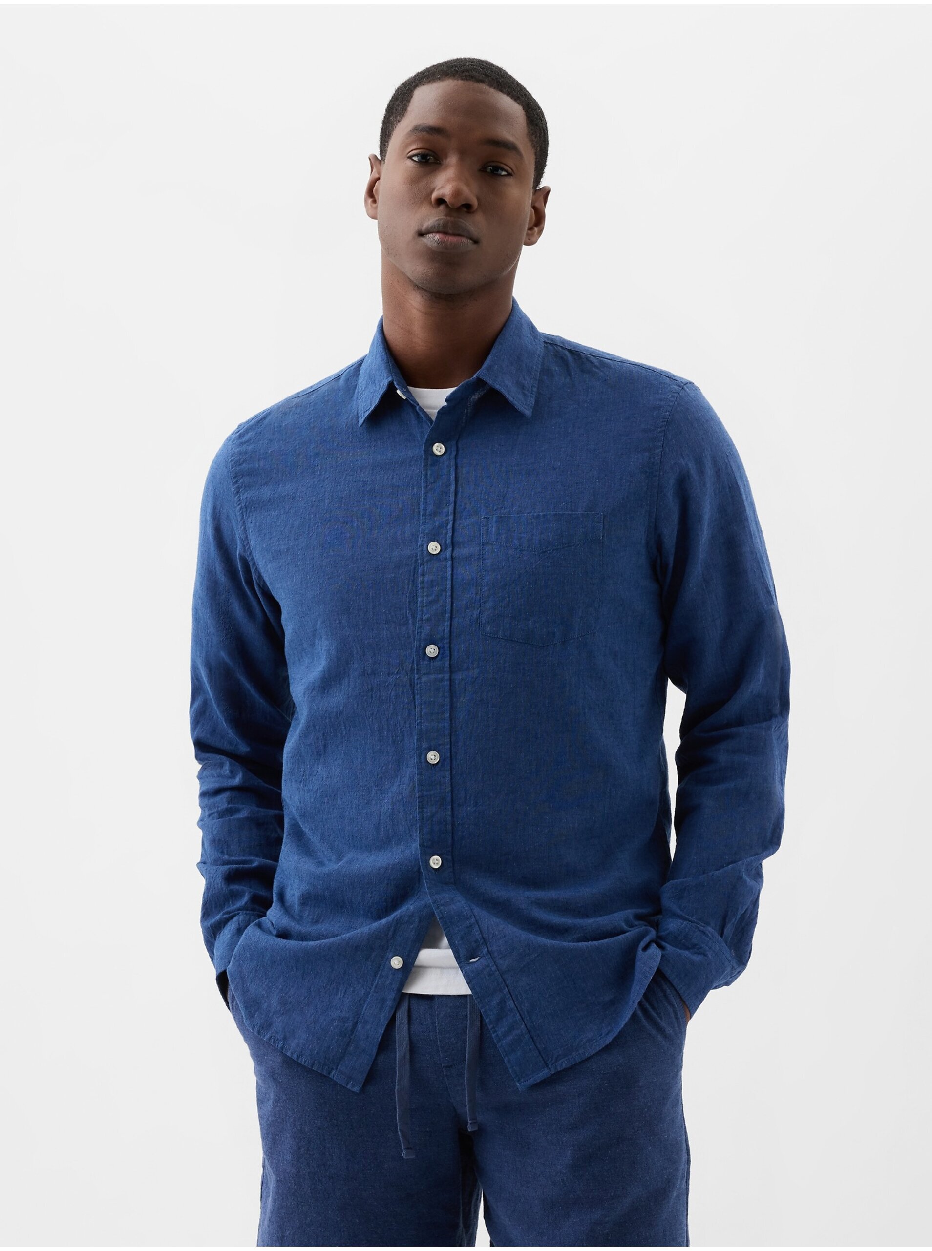 Tmavomodrá pánska košeľa s prímesou ľanu GAP