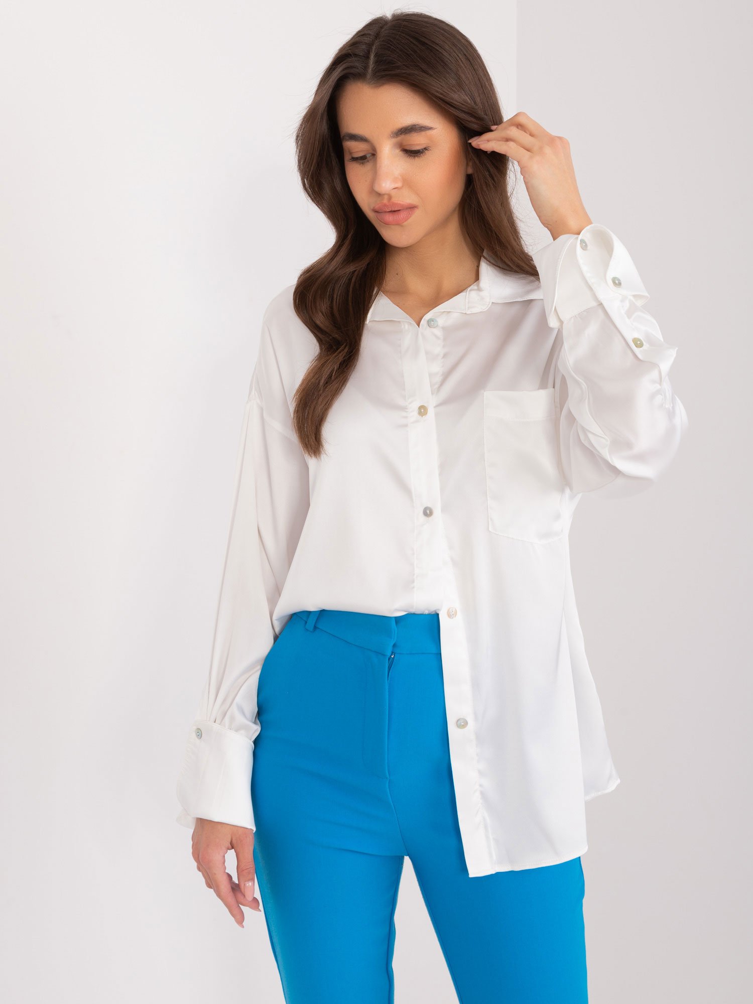 Ecru classic button with collar