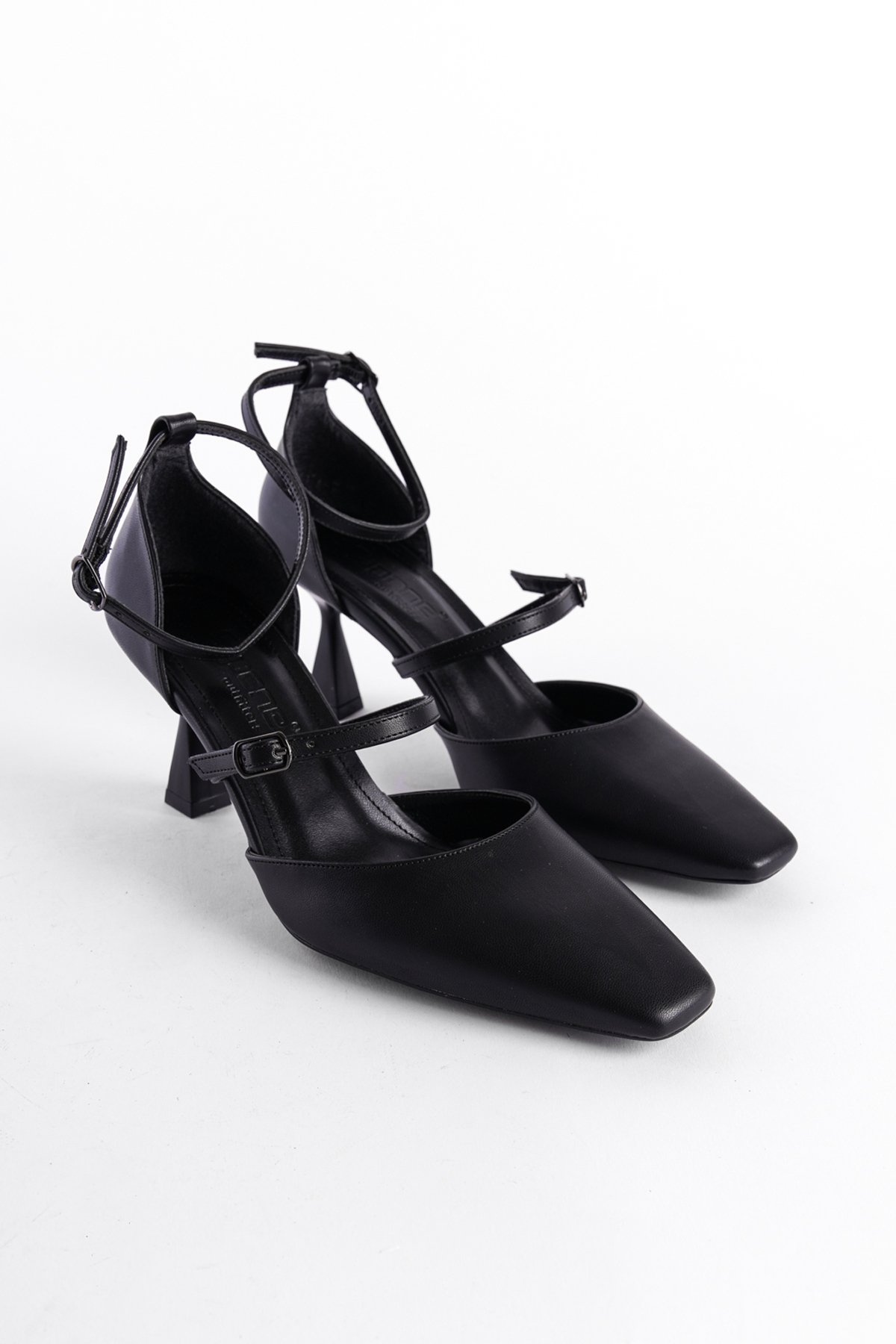 Capone Outfitters Women's Belted Shoes
