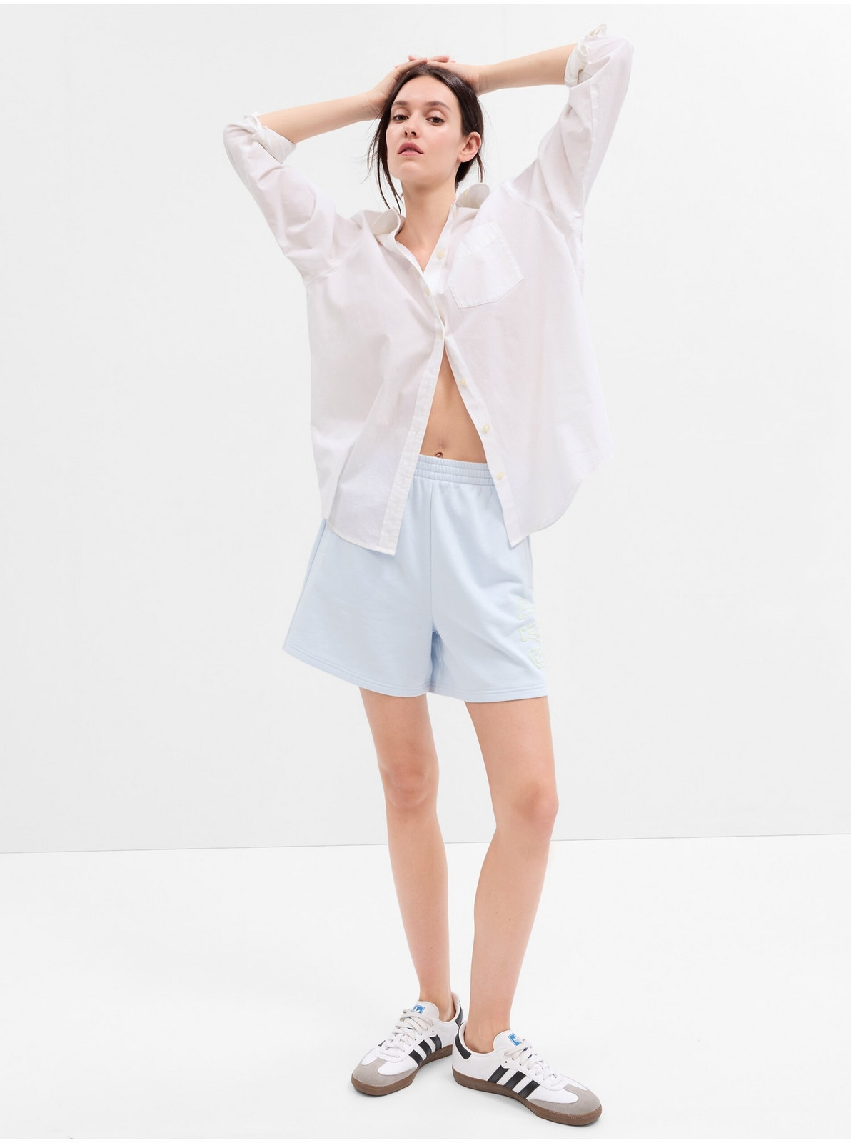 Svetlomodré teplákové kraťasy s logom GAP