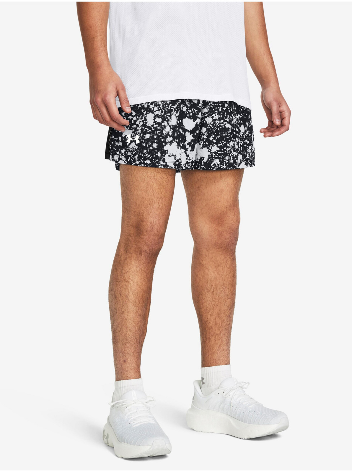Bielo-čierne pánske športové kraťasy Under Armour 5'' PRINT SHORTS