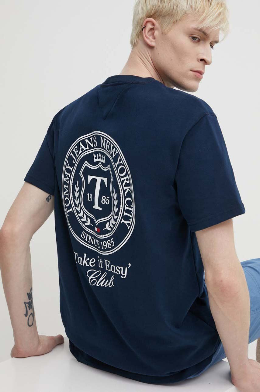 Bavlnené tričko Tommy Jeans pánske, tmavomodrá farba, s nášivkou, DM0DM18578