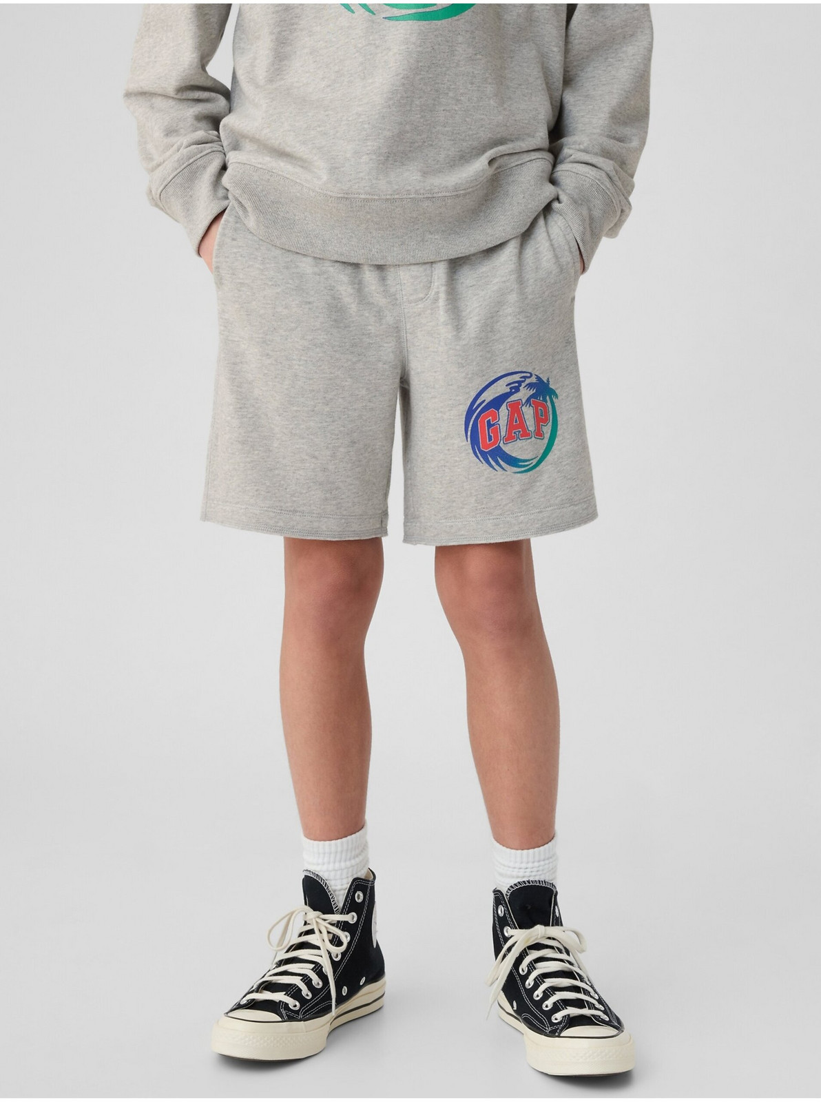 Šedé chlapčenské teplákové kraťasy GAP