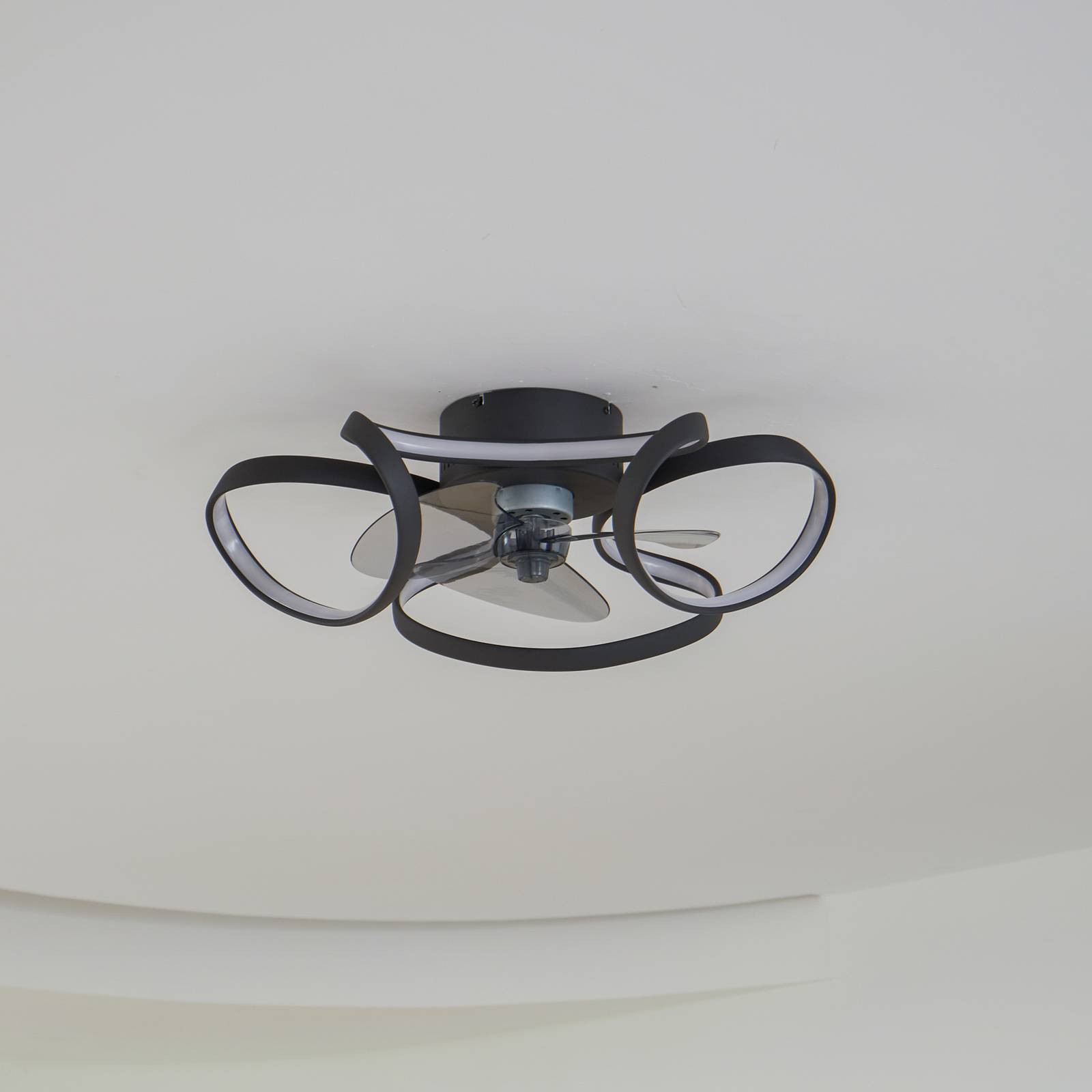 Stropný ventilátor Lindby LED Lomata, čierny, tichý, Ø 23 cm