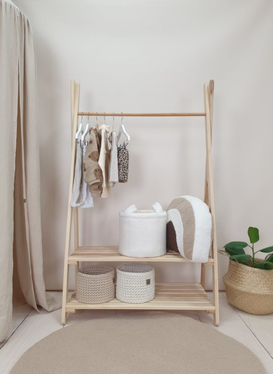 Vešiak na oblečenie s dvoma policami