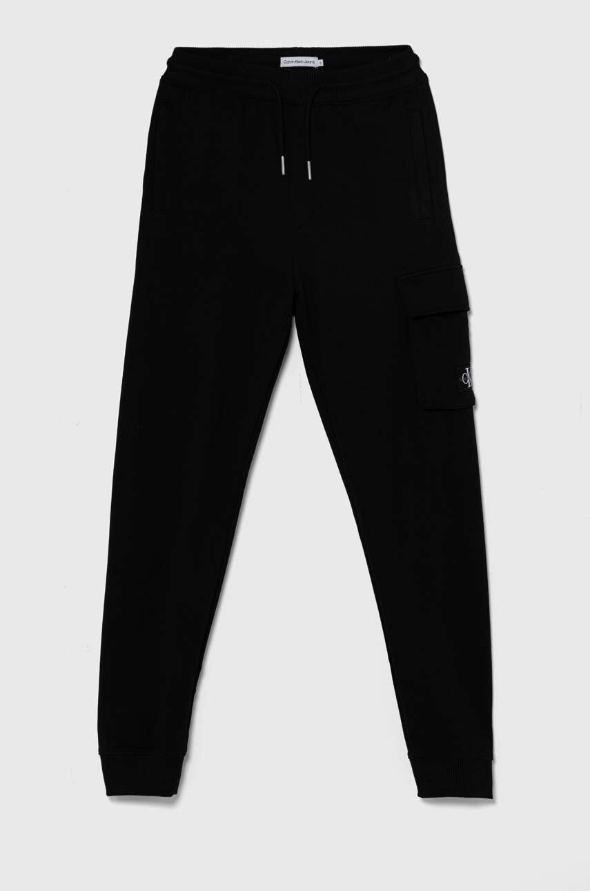 Detské bavlnené tepláky Calvin Klein Jeans BADGE CARGO RELAXED čierna farba, jednofarebné, IB0IB02199