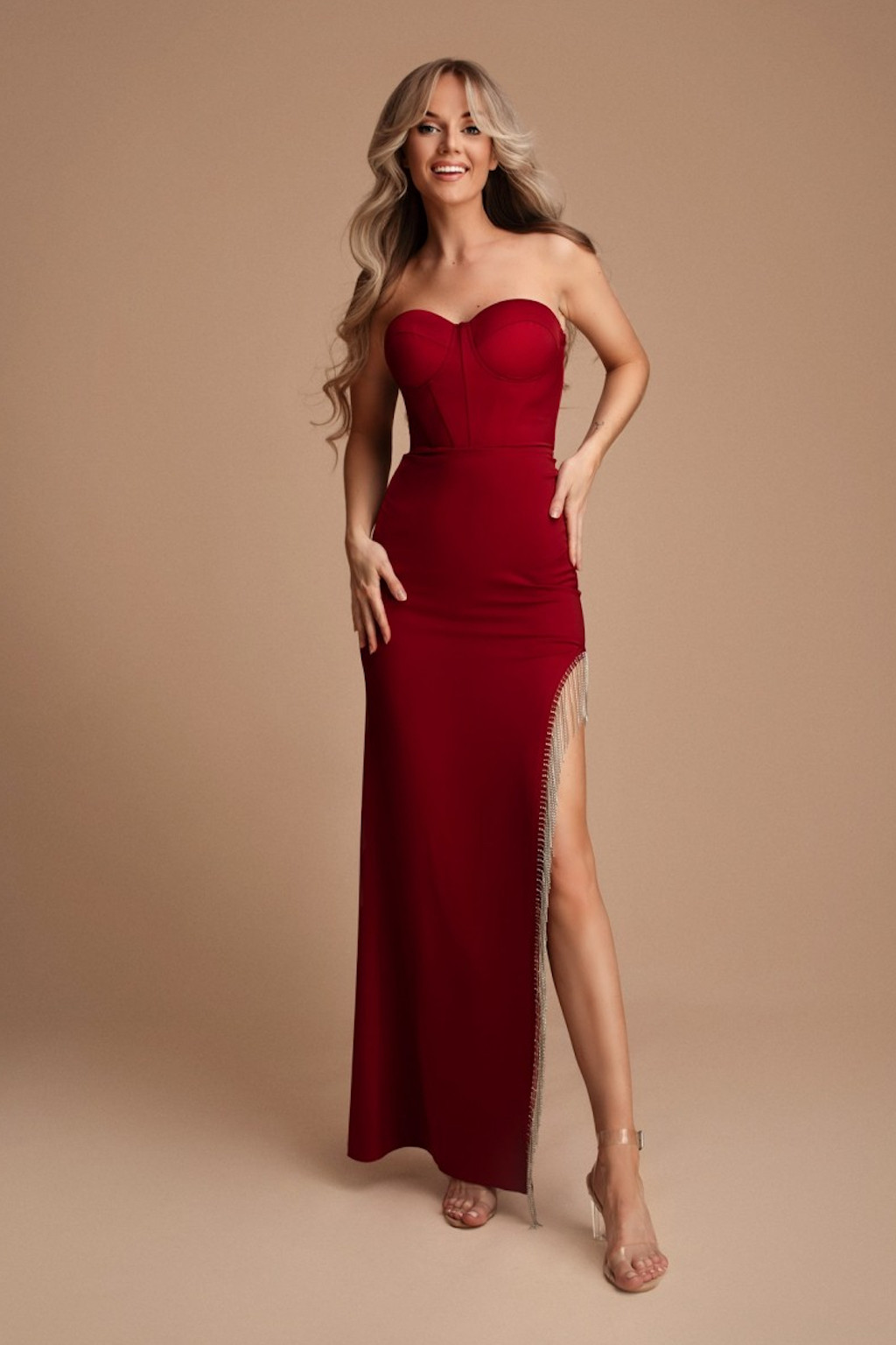 Červené priliehavé šaty so štrasovými strapcami Veľkosť: S