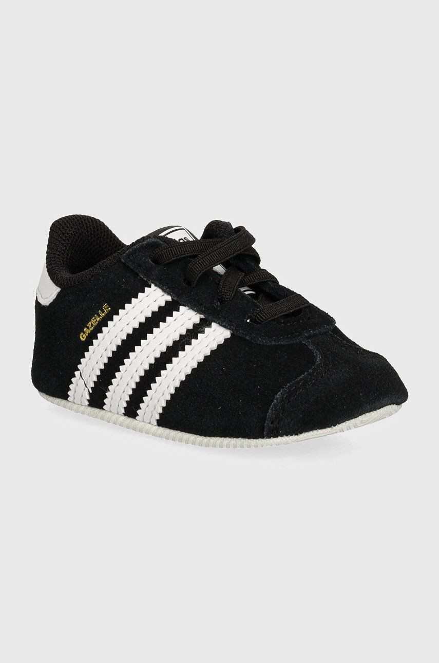 Semišové topánky pre bábätká adidas Originals GAZELLE CRIB čierna farba, JI2046