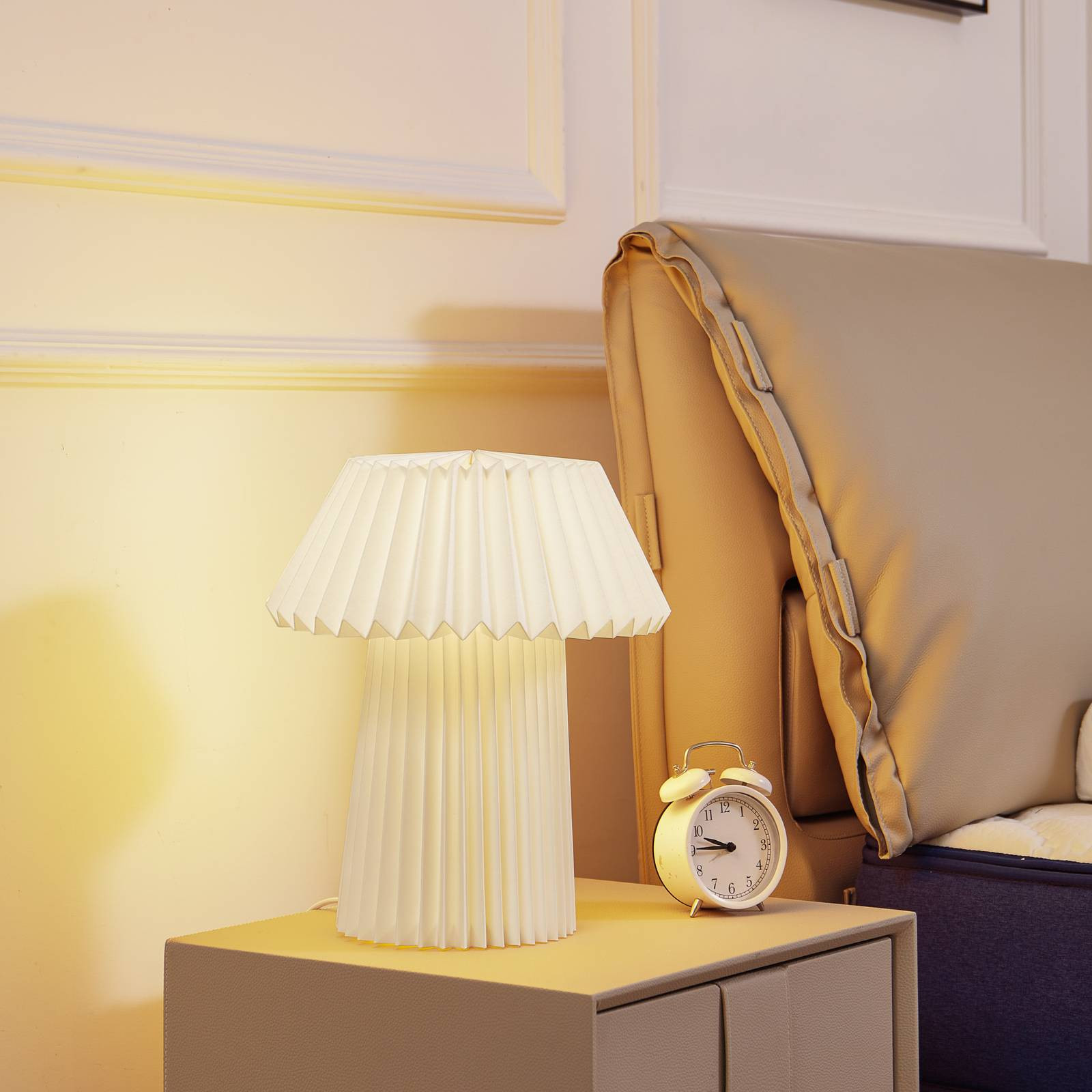 Stolná lampa Lindby Magali, biela, papier, Ø 34 cm, E14