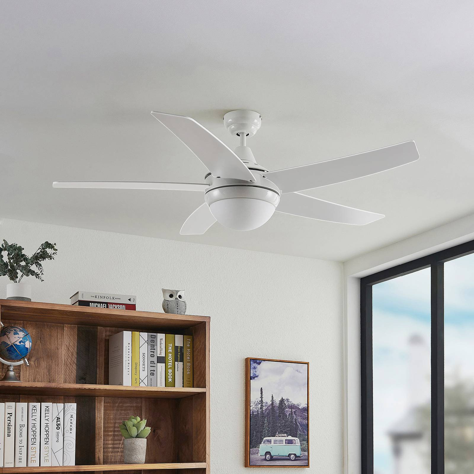 Stropný ventilátor Lindby s osvetlením Auraya, tichý, biely, 130 cm