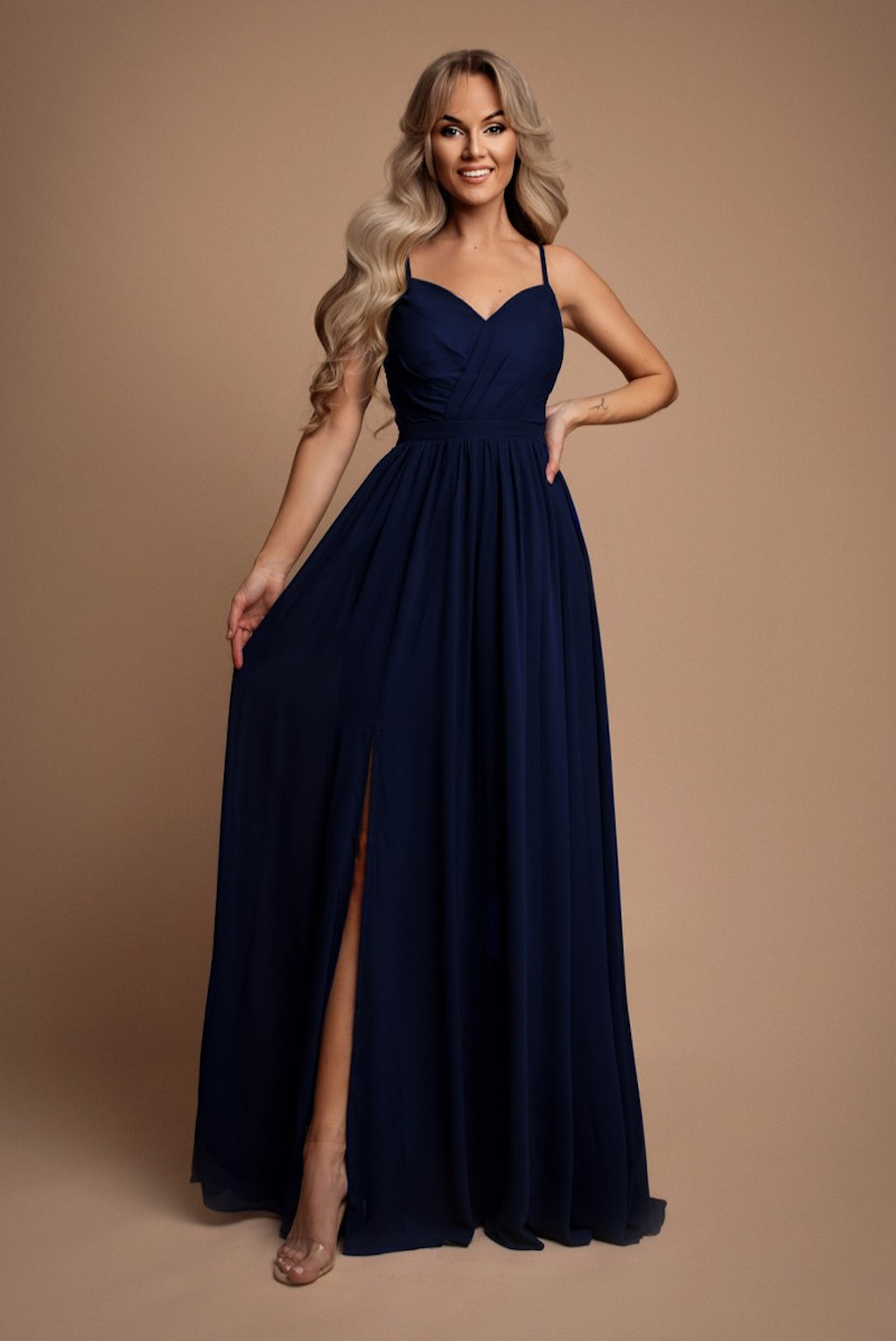 Tmavomodré spoločenské šaty na ramienka Veľkosť: S