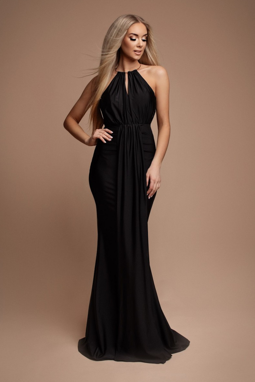 Čierne priliehavé šaty s kovovou aplikáciou Veľkosť: S